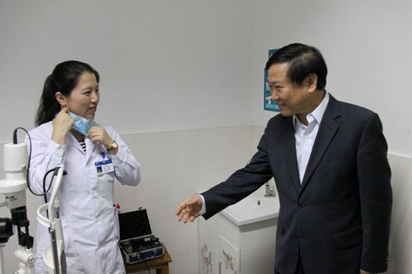 1477292763364220.jpg 胡主委看望义诊中的袁媛主任.jpg