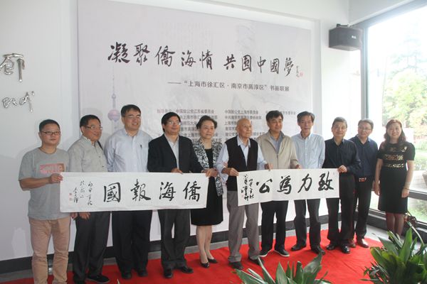 1477449476936285.jpg 书画家为开幕式现场挥毫“致力为公、侨海报国”_副本.jpg