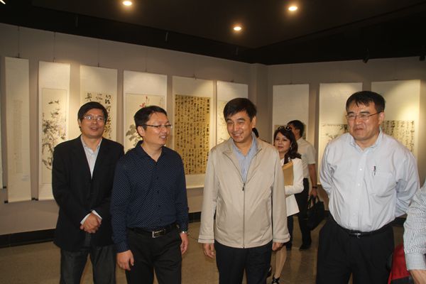 1477449511690401.jpg 参观书画展现场_副本.jpg