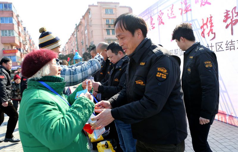 图1 结对的老人为师傅佩戴服务卡.jpg