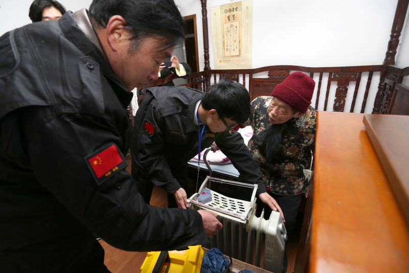 图2 师傅上门为老人检修.jpg