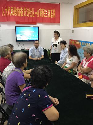 1506571432993044.jpg 周主任、季主任在给居民们讲解口腔健康知识.jpg