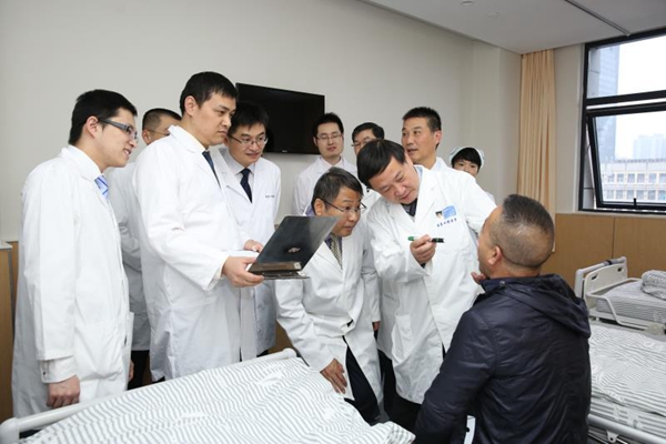 1509603224823972.jpg 胡勤刚院长(右二)带领口腔颌面外科团队查房_副本.jpg