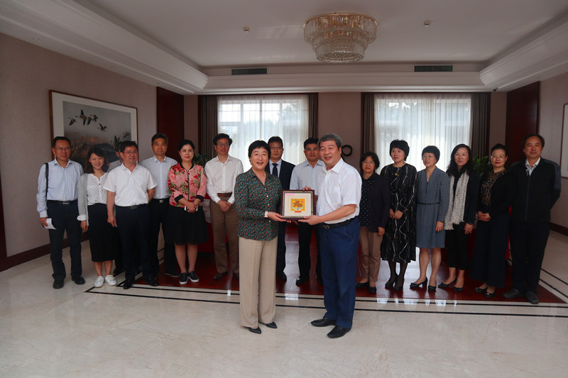 1537121274425498.jpg 2-互赠纪念品.jpg