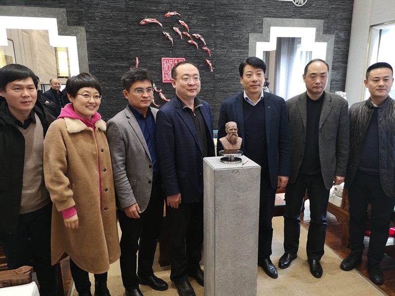 在司徒美堂塑像前合影_副本.jpg