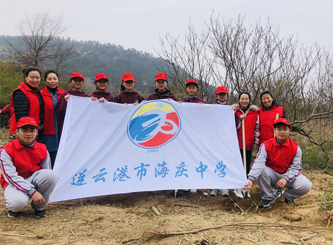 2019-03-12（朱晓玲）春天，我们与绿色相约——教育支部与海庆中学师生志愿者携手开展植树活动1.jpg