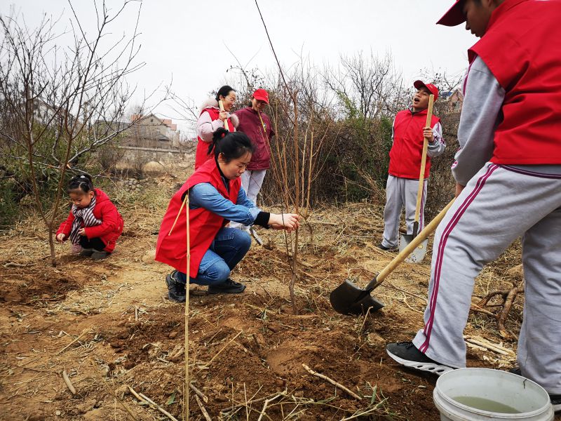 2019-03-12（朱晓玲）春天，我们与绿色相约——教育支部与海庆中学师生志愿者携手开展植树活动2.jpg