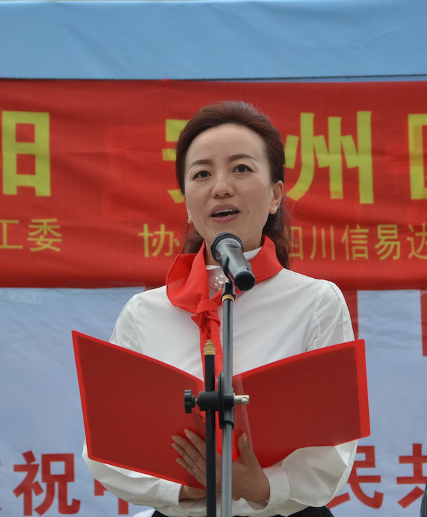 这位副区长为当地百姓奏响安心的琴声打赢疫情防控阻击