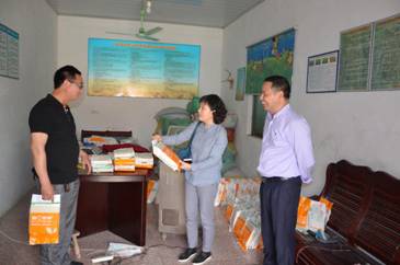 在珏塘村书记胡文龙陪同下来到富硒稻米加工包装工场,了解特色农产品与邮政、电商结合创收状况
