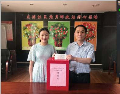 浦沿支部副主委章敏丽向同心·国际社区基地爱心捐赠