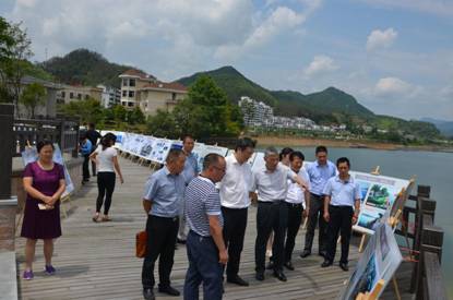 视察淳安威坪镇小城镇环境综合整治进展情况