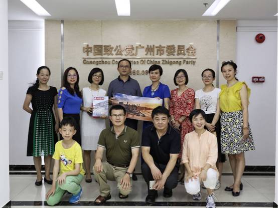 合影留念并交换礼物.jpg