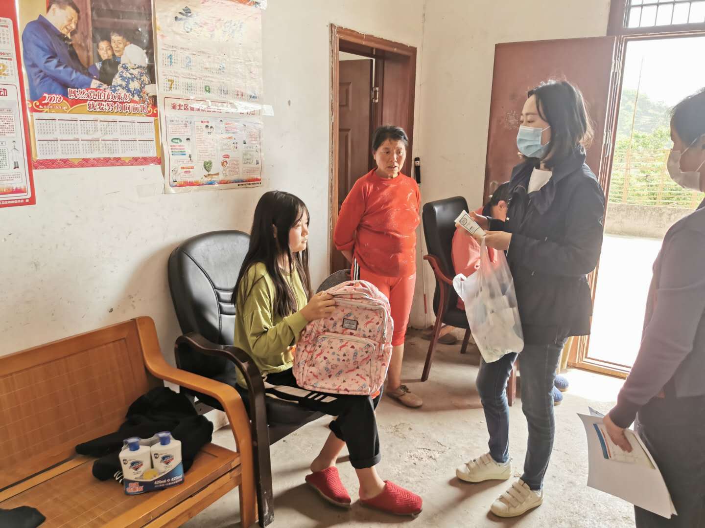 为帮扶对象家学生送去防疫物资和学习用品