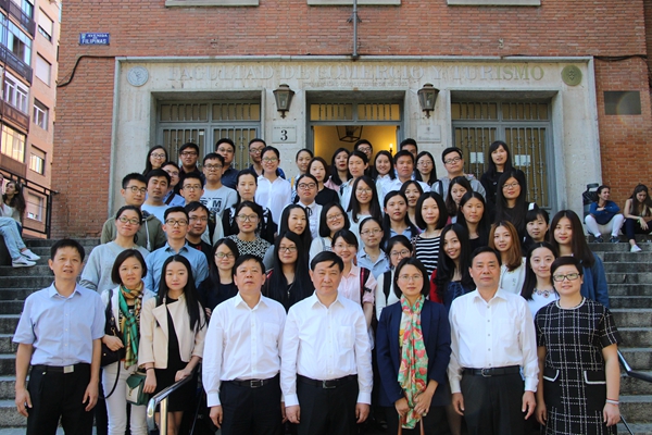 西班牙参会留学生合影_副本.jpg