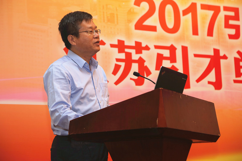中共江苏省委组织部调研员、省创新创业促进会秘书长陶雨生介绍江苏省的引才政策。_副本.jpg