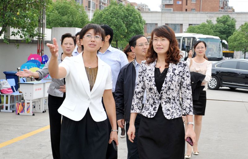 王学锋,很难把眼前这位戴着眼镜,身形苗条的南方女子与肩负江苏省泰州